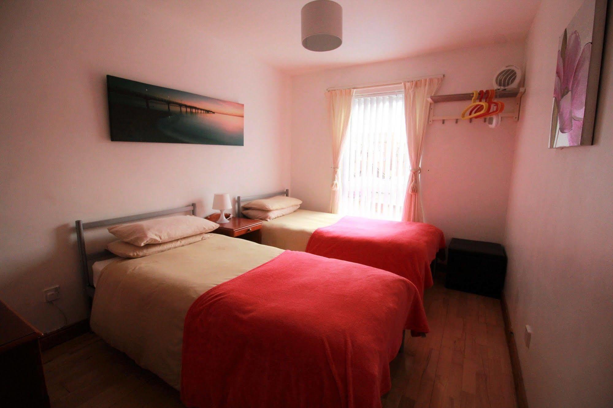 Perfect Central City Location - Parking - 3 Beds - 2 Bedrooms Belfast Exterior foto